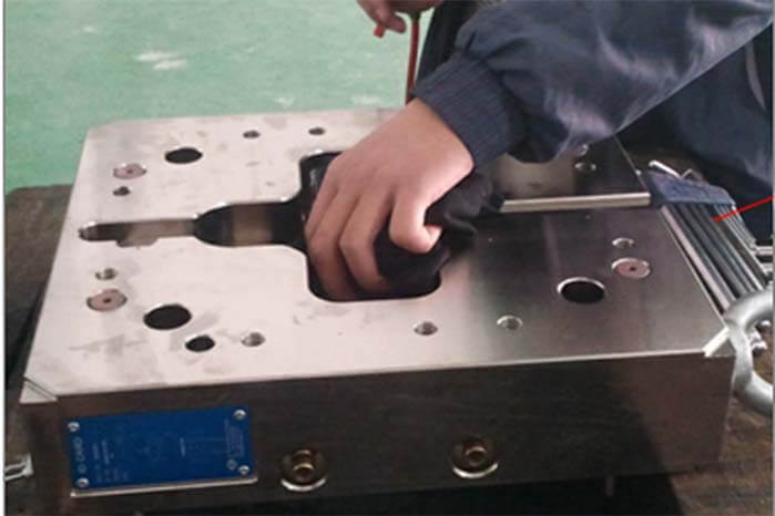 How-to-install-the-hot-runner-system-for-injection-molding-DGMF-Mold-Clamps-Co.-Ltd